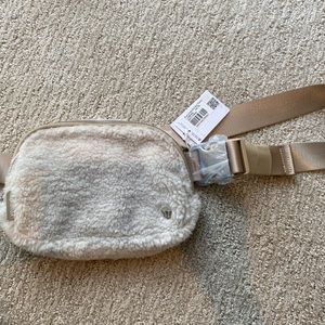 Lululemon Everywhere belt bag